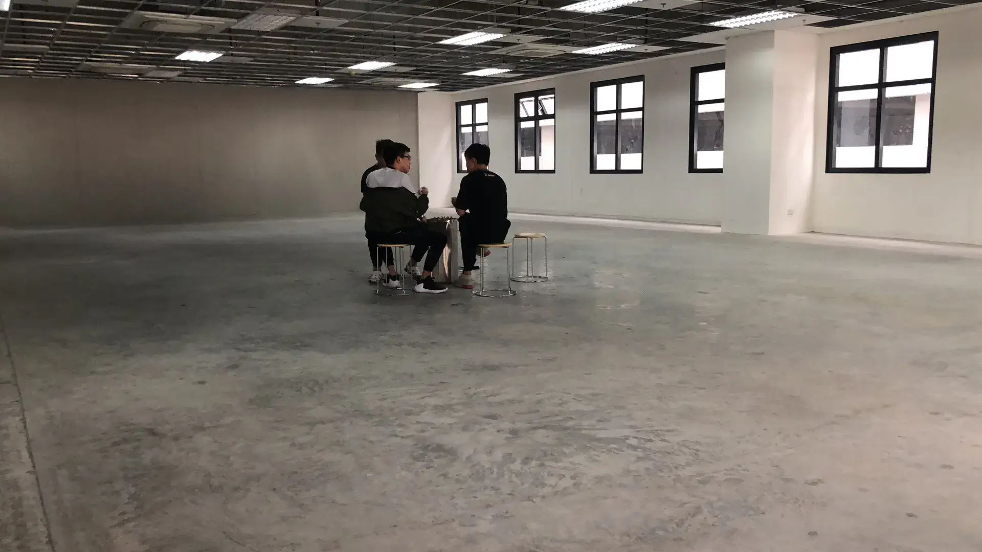 办公大楼里临时用来抽烟的一层楼